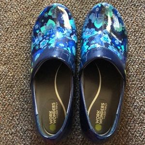 Dansko Work Wonders patent clogs